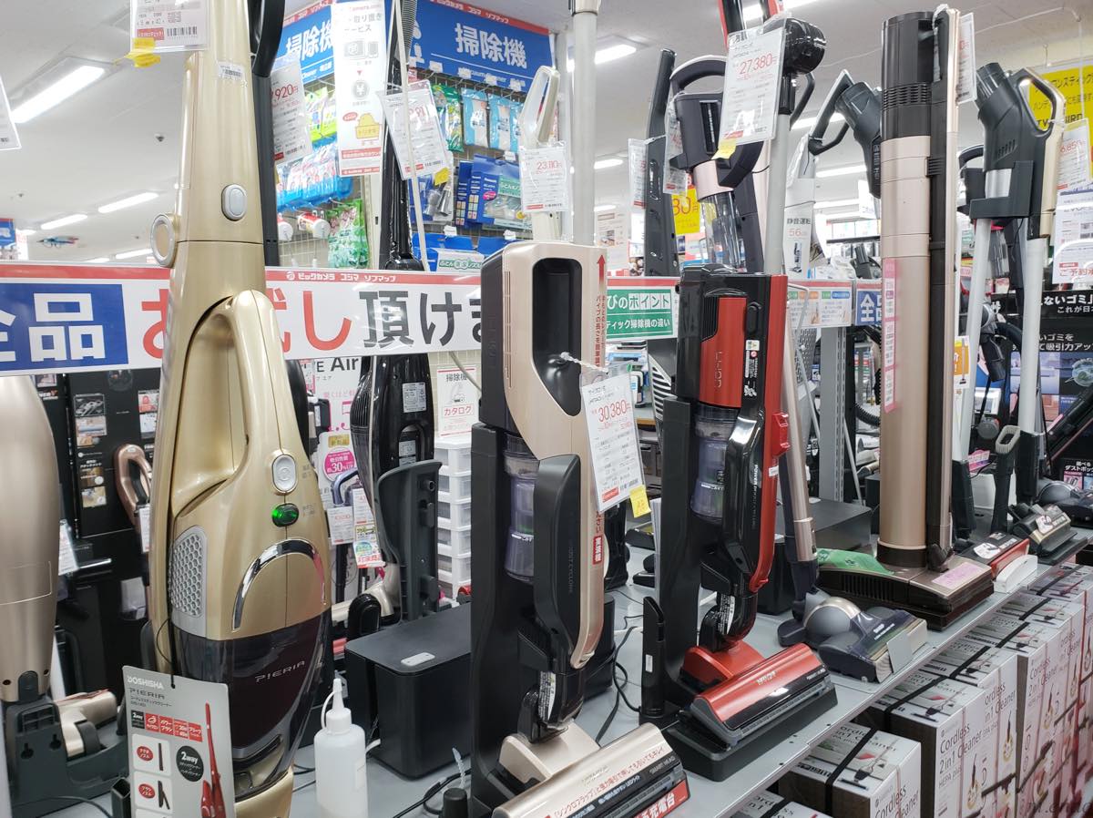 コードレススティック掃除機が並んでいるところ