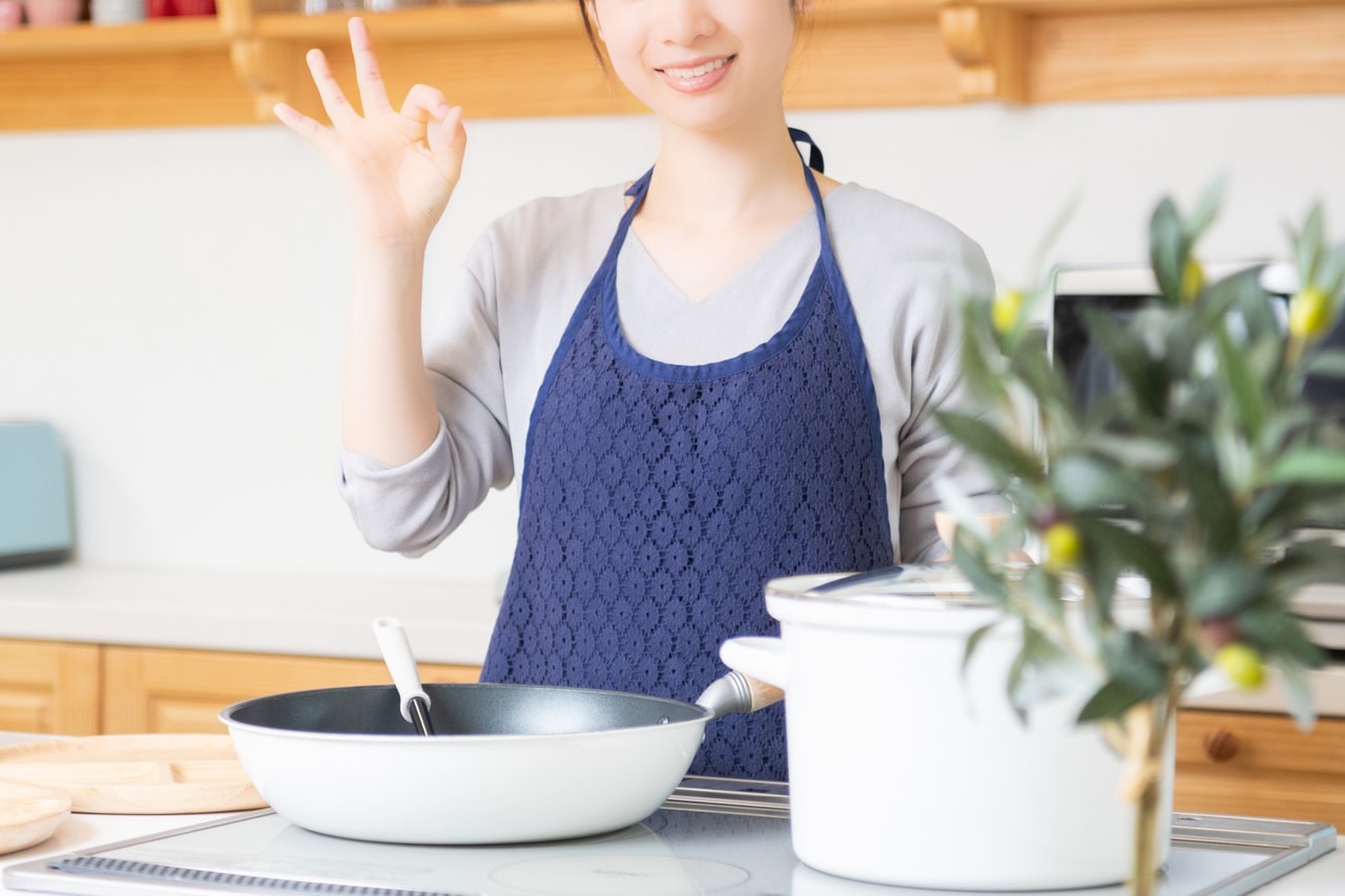 フライパンを持つ女性
